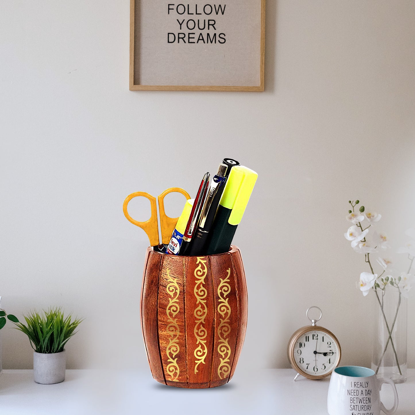 Customized Pen Holder With Gold Colored Design For Corporate Gifting