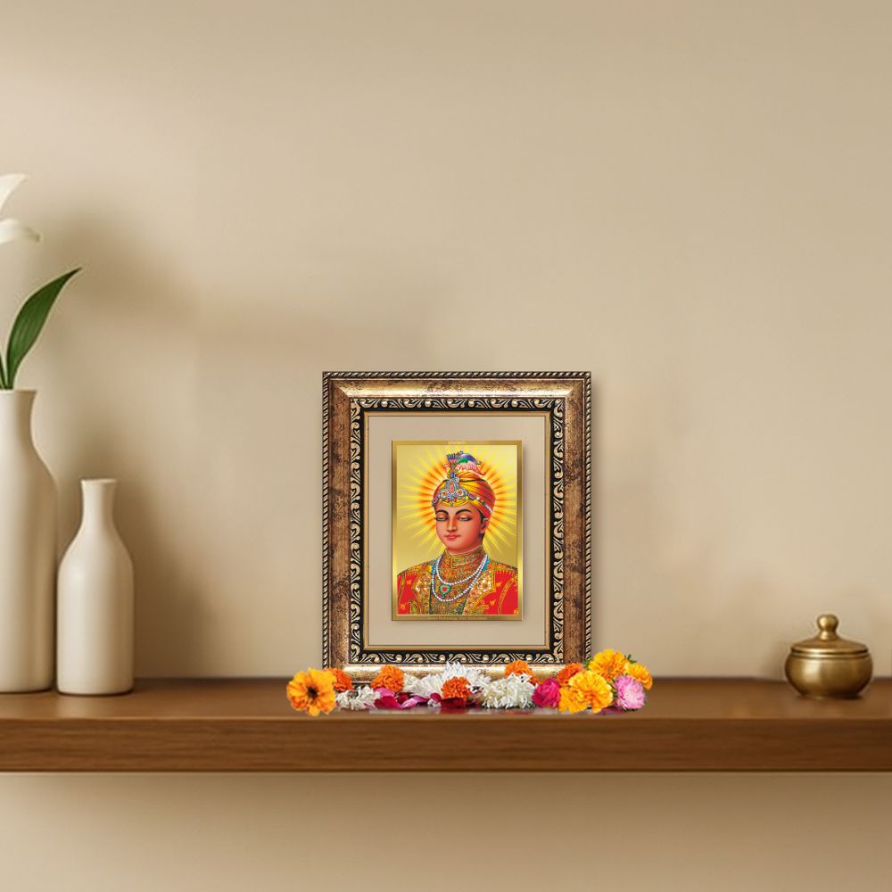 Diviniti 24K Gold Plated Guru Harkrishan Sahib Ji Sacred Sikh Table Top Frame for Home Decor & Office Ambiance | Premium Spiritual Gift